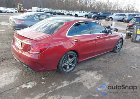 2018 Mercedes-Benz C 300 4Matic z USA, uszkodzony, nr VIN 55SWF4KB2JU272128